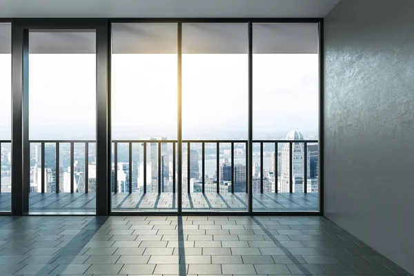 Kilátás a városra az ablakon a modern üres irodai szoba erkéllyel és szürke fal. — Stock Fotó
