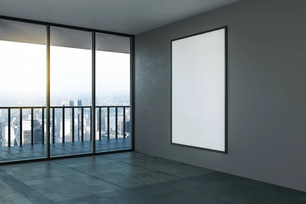 Κενή λευκή αφίσα επάνω στο γκρίζο τοίχο σε μοντέρνο άδειο δωμάτιο με μπαλκόνι και θέα στην πόλη. — Φωτογραφία Αρχείου