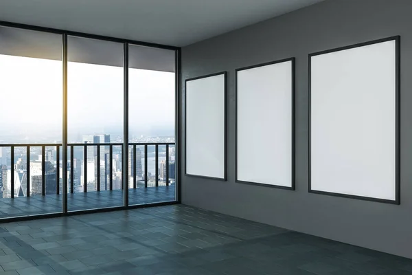 Poster bianchi in bianco bianco su parete grigia in una moderna stanza vuota con balcone e vista sulla città . — Foto Stock