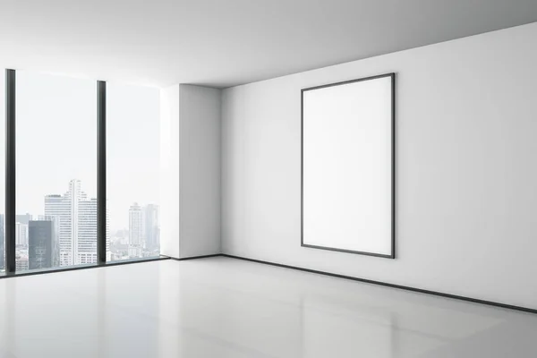 Κενή λευκή αφίσα πάνω στο λευκό τοίχο σε μοντέρνο άδειο δωμάτιο Wi — Φωτογραφία Αρχείου