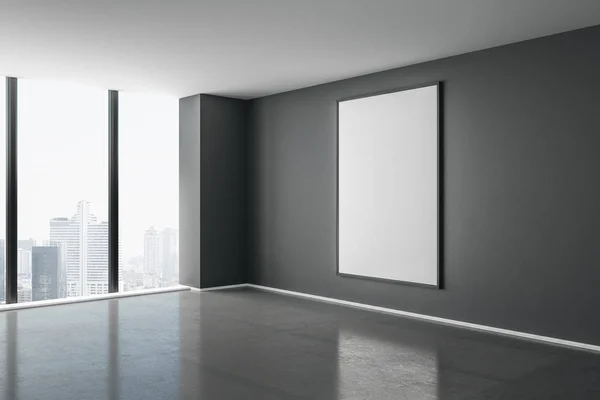 Üres fehér gúnyolódni fel plakát a sötét falon a modern üres szobában a városra néző kilátással. — Stock Fotó