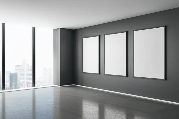 Prázdné bílé napodobené plakáty na tmavé stěně v moderní prázdné místnosti s velkým oknem. — Stock fotografie
