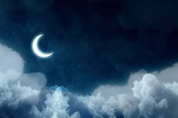 Yıldızlı gökyüzünde bulutların üzerinde parlak ay ile gece resmi. — Stok fotoğraf