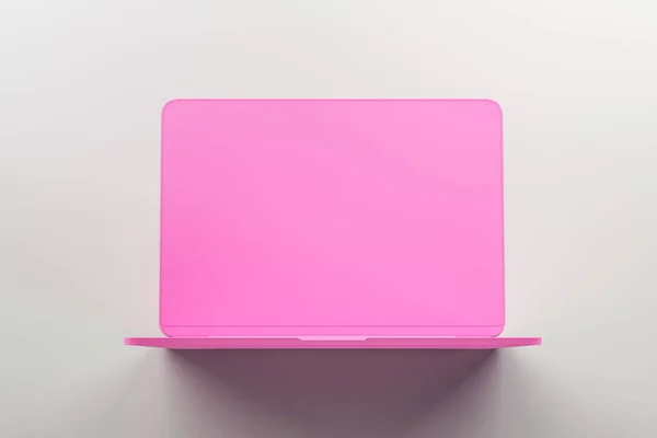 Concept minimal avec un seul matériau unicellulaire ordinateur portable rose à fond clair abstrait . — Photo