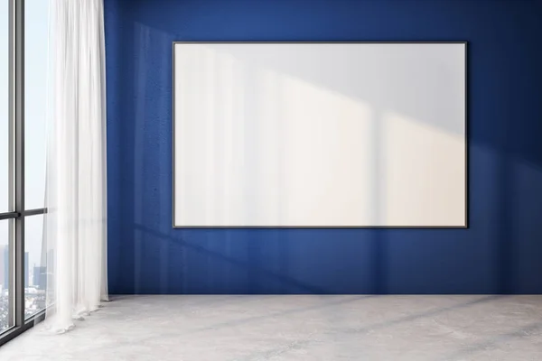 Бланширующий плакат на голубой стене в современной пустой комнате с большими окнами и деревянным полом, . — стоковое фото