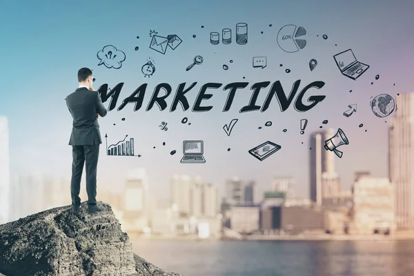 Estrategia de marketing en redes sociales con hombres de negocios en la cima del rock e iconos de negocios dibujados a mano. . —  Fotos de Stock