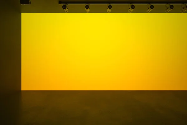 Gran pared amarilla en blanco en un amplio y elegante hall con suelo oscuro, simulacro de . — Foto de Stock
