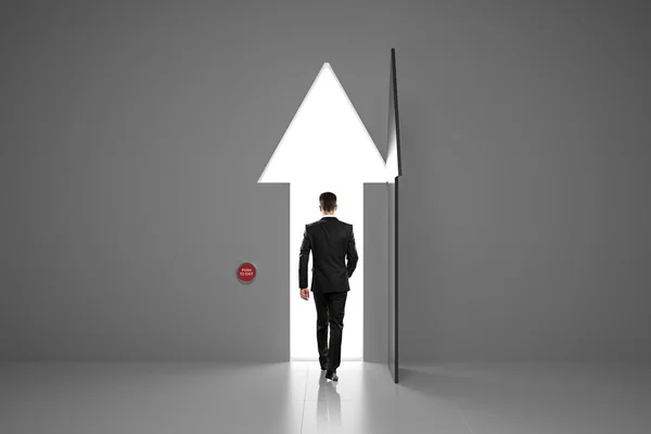 Концепция личностного роста с бизнесменом, идущим через дверь стрелы, чтобы принять правильное решение . — стоковое фото