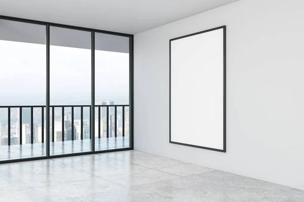 Bianco bianco finto poster su parete bianca in moderna spaziosa sala vuota con vista sulla città . — Foto Stock