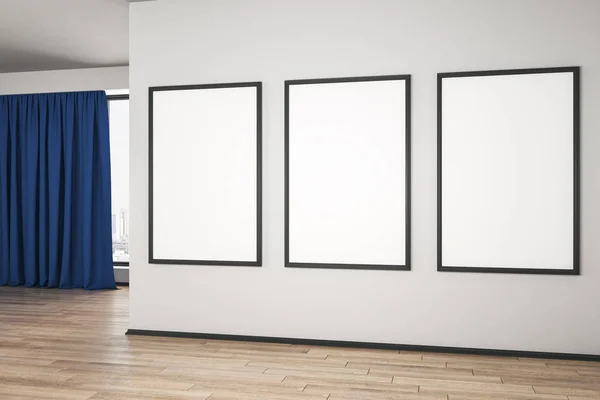 Порожні білі плакати на білій стіні в сучасній порожній кімнаті з дерев'яною підлогою і синьою завісою . — стокове фото