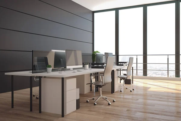 Sunny Open Space kantoor met moderne meubels, houten vloer en groot raam met uitzicht op de stad. — Stockfoto