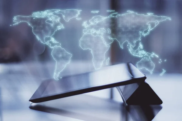 Concepto de Internet global con esquema de mapa mundial digital por encima de la tableta digital con efecto de contraluz . — Foto de Stock