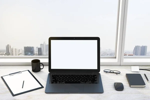 Schermo bianco bianco vuoto del computer portatile materiale singolo con tazza di caffè, notebook e occhiali . — Foto Stock