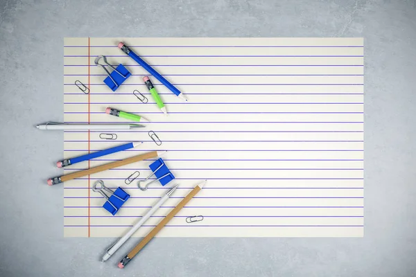 Bildungskonzept mit blauen Clips und Bleistiften auf einer Seite mit Platz für Ihr Logo oder Text. — Stockfoto