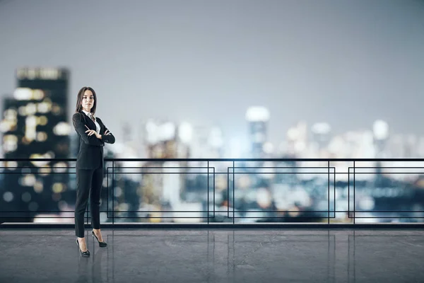 Woman on rooftop — Stock Photo, Image