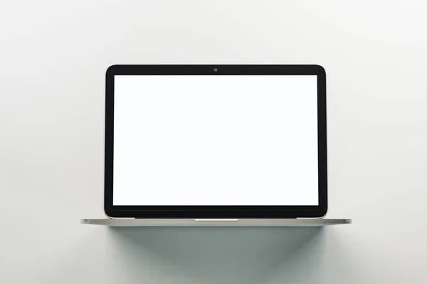 Monochromes Konzept mit leerer weißer Attrappe des modernen Laptops. — Stockfoto