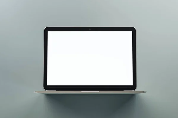 Monochromatyczna koncepcja z pustym białym makiety ekran nowoczesnego laptopa na szarym tle. — Zdjęcie stockowe