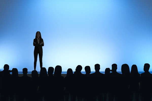 Mulher de negócios dando discurso — Fotografia de Stock