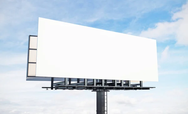 Boş beyaz gökyüzü reklam panosu — Stok fotoğraf