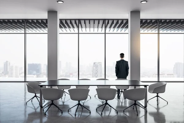 Homem de negócios na moderna sala de reuniões — Fotografia de Stock