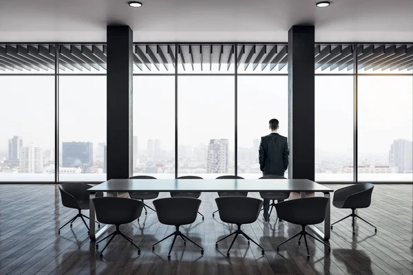 Homme d'affaires dans la salle de conférence moderne — Photo