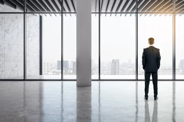 Geschäftsmann im modernen Büro — Stockfoto