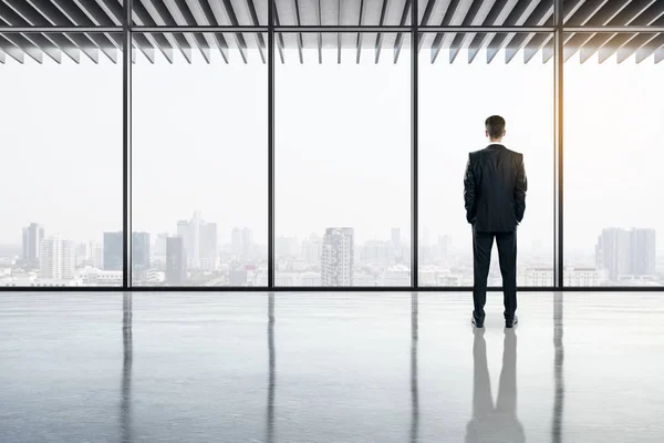 Geschäftsmann in zeitgenössischem Büro — Stockfoto