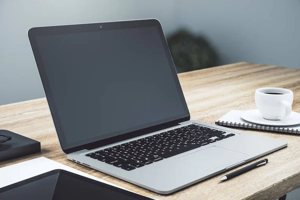 Espaço de trabalho moderno com laptop vazio — Fotografia de Stock