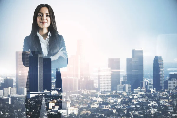 Bonita mujer de negocios en la ciudad — Foto de Stock