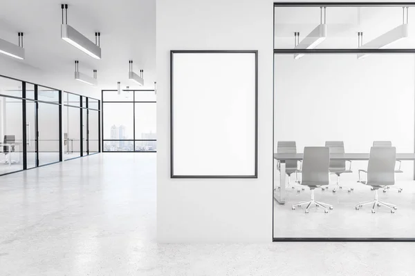 포스터가 있는 현대식 흰색 사무실 — 스톡 사진