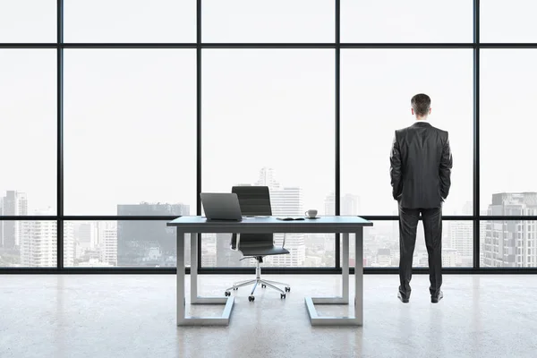 Geschäftsmann im minimalistischen Büro — Stockfoto