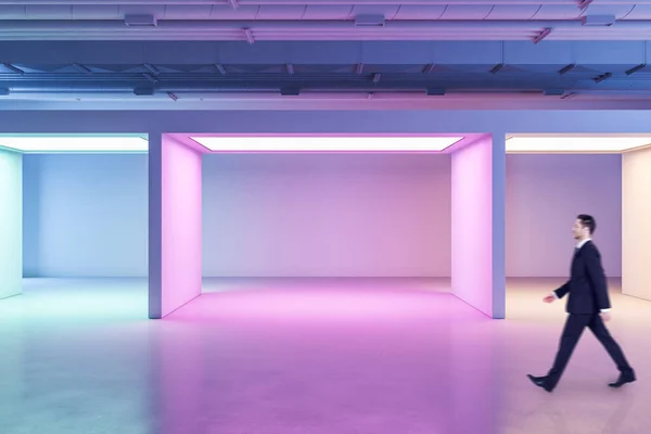 Forretningsmann Som Går Det Moderne Galleriets Interiør Med Fargebakgrunn Blanke – stockfoto