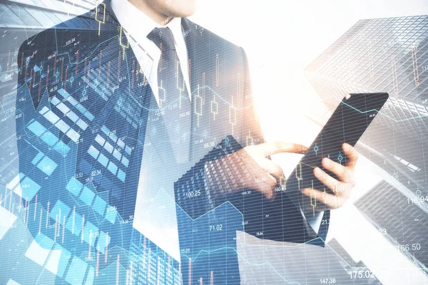 Podnikatel Drží Tablet Digitální Padací Graf Hologram Pozadí Města Obchodní — Stock fotografie