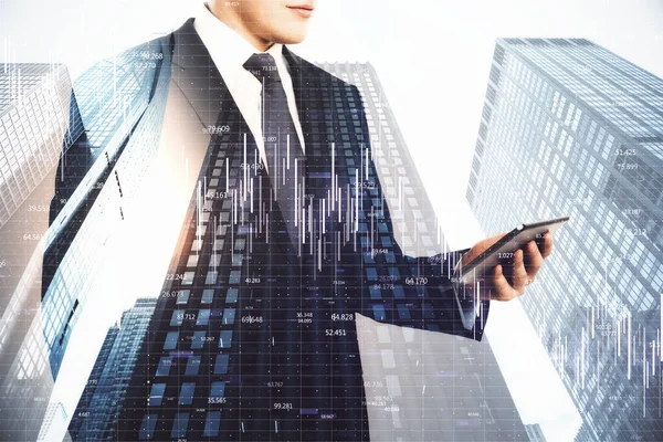 都市の背景にタブレットやデジタル落下チャートホログラムを使用してビジネスマン ビジネス危機の概念 二重露光 — ストック写真