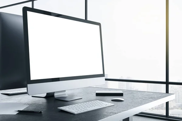 Designer Desktop Met Blanco Wit Computerscherm Uitzicht Stad Bedrijfs Ontwerpconcept — Stockfoto