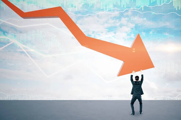 Бізнесмен Тримає Голограму Статистики Падіння Фондового Ринку Стрілою Хмарному Фоні — стокове фото