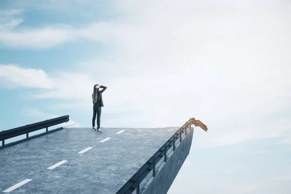 Joven Mujer Negocios Pie Puente Destruido Mirando Cielo Azul Concepto —  Fotos de Stock