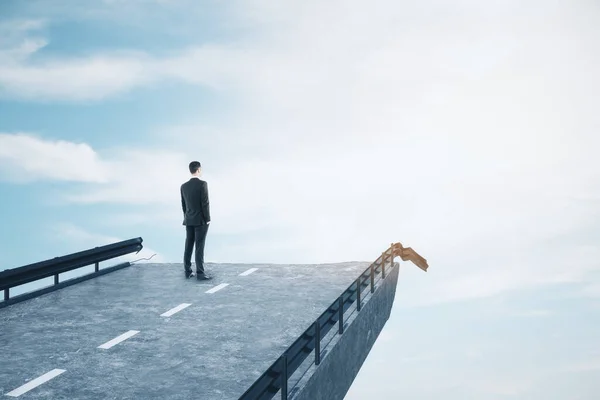Biznesmen Stojący Zniszczonym Moście Patrzący Błękitne Niebo Koncepcja Biznesu Wyzwania — Zdjęcie stockowe