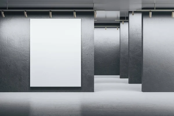 Salle Galerie Minimaliste Avec Bannière Vierge Sur Mur Gris Rétroéclairage — Photo