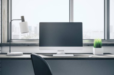 Masada boş bilgisayar ekranı, lambası ve panoramik şehir görüntüsü olan tasarımcı masaüstü. İş yeri ve yaşam tarzı konsepti. Modifiye et, 3B Hazırlama