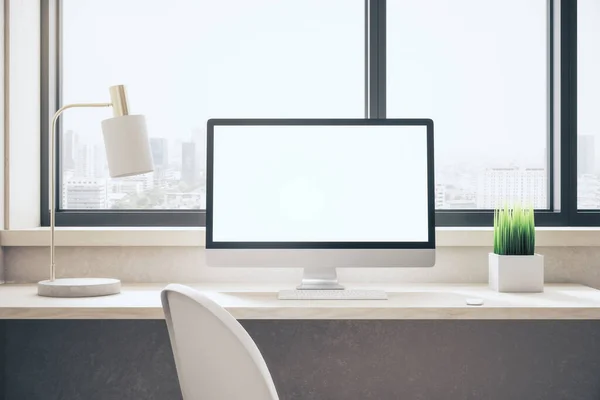 Minimalistyczny Biurko Projektanta Pustym Białym Ekranem Komputera Lampa Stole Widok — Zdjęcie stockowe
