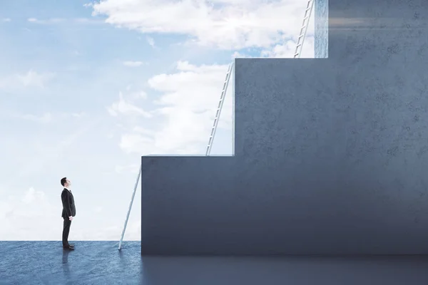 Joven Hombre Negocios Mirando Cubo Con Escalera Fondo Del Cielo — Foto de Stock