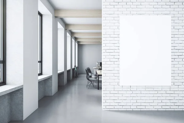 Minimalistisk Loftsinteriør Med Datamaskiner Sykkel Blank Plakat Murveggen Arbeidsplass Organisasjonskonsept – stockfoto