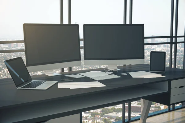 Współczesne Miejsce Pracy Projektanta Dwoma Czarnymi Monitorami Laptopem Tabletem Panoramicznym — Zdjęcie stockowe