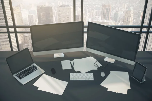 Bovenaanzicht Van Moderne Werkplek Met Twee Lege Zwarte Monitoren Laptop — Stockfoto