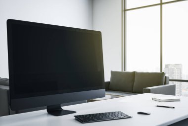 Tasarımcı masaüstü ve şehir görünümünde boş siyah bilgisayar ekranı. İş ve tasarım konsepti. Modifiye et, 3B Hazırlama
