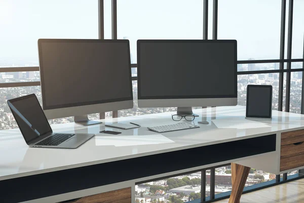 Modern Arbetsplats Med Två Tomma Svarta Skärmar Laptop Surfplatta Och — Stockfoto