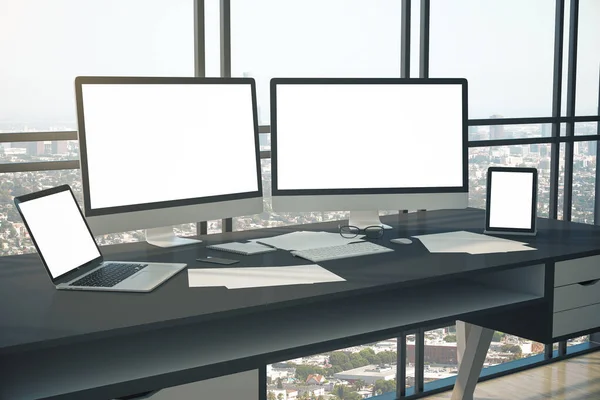 Lusso Posto Lavoro Design Con Due Monitor Bianchi Vuoti Laptop — Foto Stock