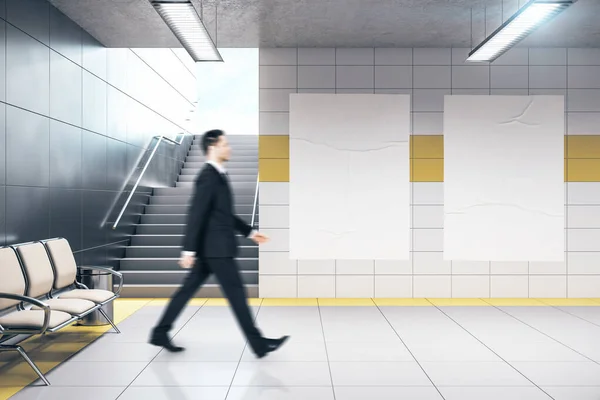 Empresário Caminhando Estação Metro Dois Banners Branco Parede Conceito Subterrâneo — Fotografia de Stock