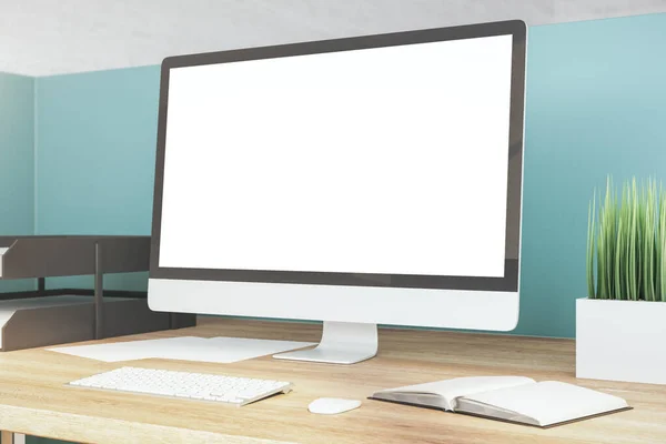 Samtidige Designerskrivebord Med Tom Hvit Skjerm Tastatur Briller Online Business – stockfoto